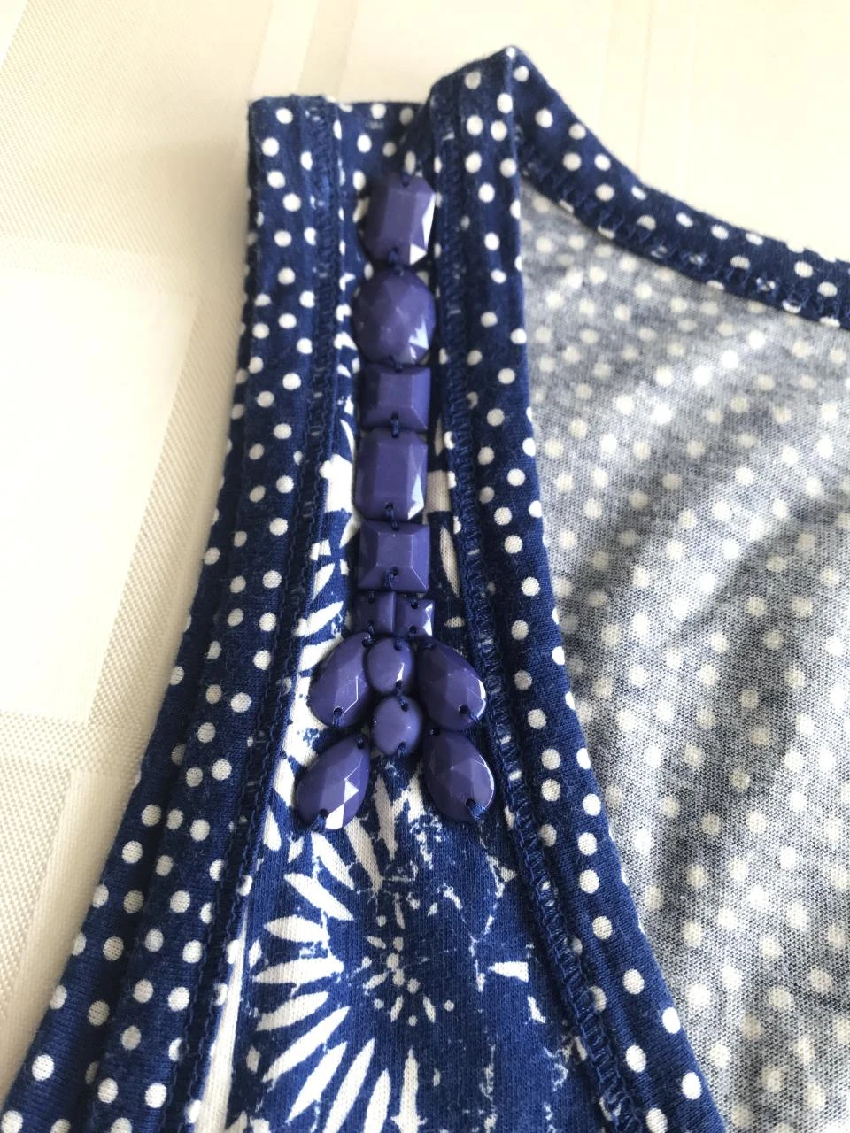 QUI M42 blusa branca azul sem mangas com pérolas . – photo 8